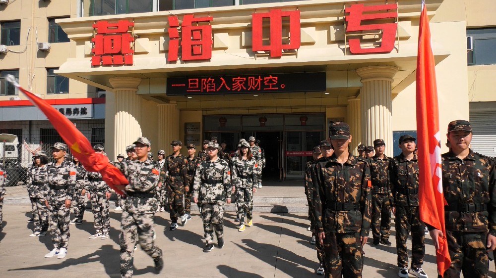 學(xué)校每周舉辦升旗儀式